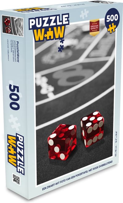 Puzzel Een zwart-wit foto van een pokertafel met rode dobbelstenen - Legpuzzel - Puzzel 500 stukjes