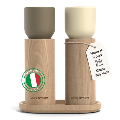 LARS NYSØM LARS NYSØM houten peper- en zoutmolenset met dienblad – Handmatige molens met verstelbare keramische maalwerken – Elegante beukenhouten set voor keuken of tafel (Taupe Brown/Almond Beige)