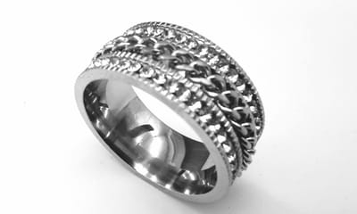 RVS - Ring - Dames - Chique - brede - maat 18 - met beide zijde strass steentjes en midden een schakelketting die je mee kan draaien.