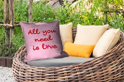 Sierkussen Buiten - Tekst - Roze - Love - Hart - 60x60 cm - Weerbestendig