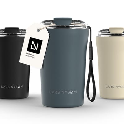 LARS NYSØM Rørelse Thermo Coffee Mug-to-go 380ml - BPA-vrij met Isolatie - Met Draagriem & Tritan Deksel (Stone Blue)