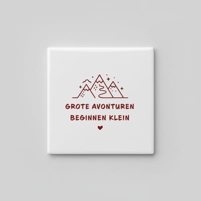 Inspirerende Tekst Keramische Wandtegel “Grote Avonturen Beginnen Klein” – Minimalistisch Bergen Ontwerp Woondecoratie – 15 x 15 cm