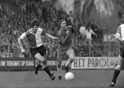 Poster Johan Cruijff in duel met Willem van Hanegem - Ajax & Feyenoord - 50x70 cm - Voetbal - EK 2021