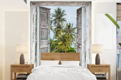 Behang - Fotobehang Tropisch - Palmboom - Doorkijk - Zee - Breedte 160 cm x hoogte 220 cm