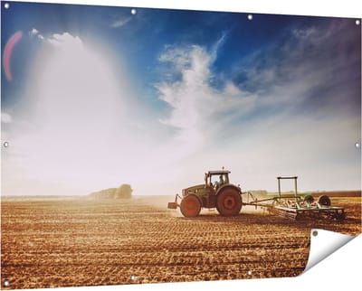 Gards Tuinposter Tractor op het Veld - Trekker - 150x100 cm - Tuindoek - Tuindecoratie - Wanddecoratie buiten - Tuinschilderij