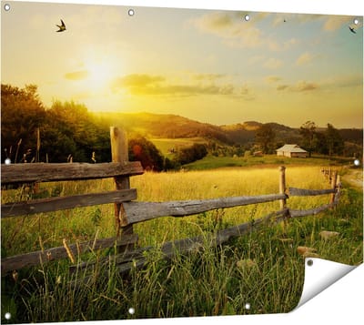 Gards Tuinposter Boerderij Hekken op het Grasveld - 120x90 cm - Tuindoek - Tuindecoratie - Wanddecoratie buiten - Tuinschilderij