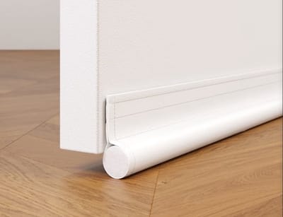 91cm geïsoleerde tochtstrip voor deuren- eenzijdige geïsoleerde tochtstrip met zelfklevende afdichting- geluiddicht- beschermt tegen tocht en insecten- wit