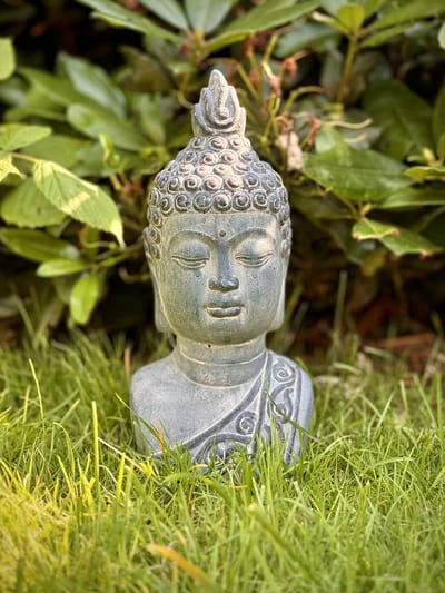 Boeddha buste klein 28 cm hoog - cement - betonsteen - beeld - tuinbeeld - hoogkwalitatief materiaal - decoratiefiguur - interieur - accessoire - voor binnen - voor buiten - cadeau - geschenk - verjaardag - nieuwjaar - kerst - relatiegeschenk