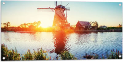 WallClassics - Tuinposter – Zonlicht langs Hollandse Molen aan het Water - 100x50 cm Foto op Tuinposter (wanddecoratie voor buiten en binnen)