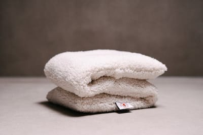 Loeiwarm Anneke - Pittenzak - Kersenpitkussen -Pittenkussen - Pittenzak magnetron - 60 x 15 cm - Teddy stof - Kersen - Wasbare hoes - Crème wit - Gemaakt in Nederland