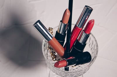 PAVÈZ NUDE ORGANIC LIP COLLECTION - 3 x Lipsticks, 1 x Lip gloss & 1 x Lip pencil