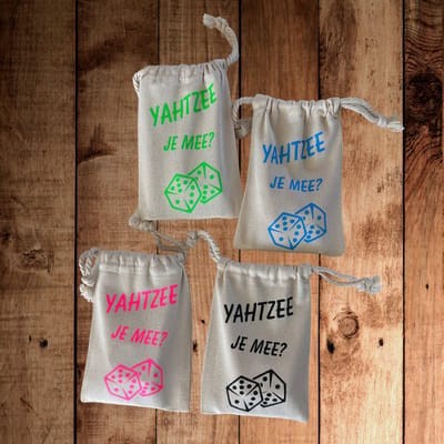 Uniek Yahtzee Zakje 'Je Mee?' Inclusief Gekleurde Dobbelstenen
