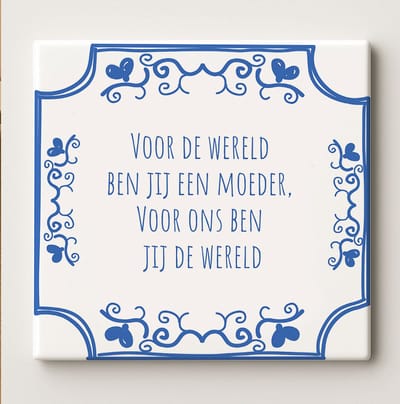 Moeder Tegel “Voor de Wereld Ben Jij een Moeder, Voor Ons Ben Jij de Wereld” 15x15 cm – Hartverwarmende Blauwe Delfts-Stijl Keramische Cadeautegel voor Mama