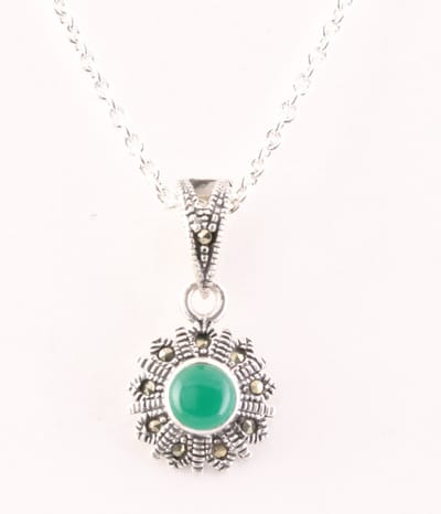 Fijne zilveren hanger met jade en marcasiet aan ketting
