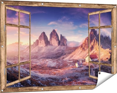 Gards Tuinposter Doorkijk Huisje met een Kerk in de Bergen - 120x80 cm - Tuindoek - Tuindecoratie - Wanddecoratie buiten - Tuinschilderij