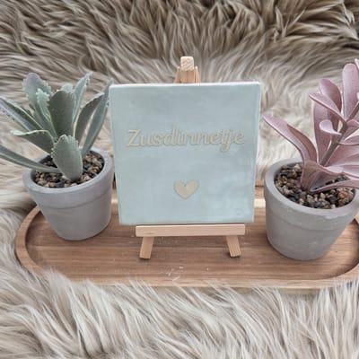 Robuust wenstegeltje – Zusdinnetje – Lief Cadeau voor Zus of Beste Vriendin – Stijlvolle Wanddecoratie met Betekenis – Trendy nu – Decoratief Tegeltje met Standaard – Cadeau Idee