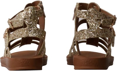 Sandalen om aan te trekken