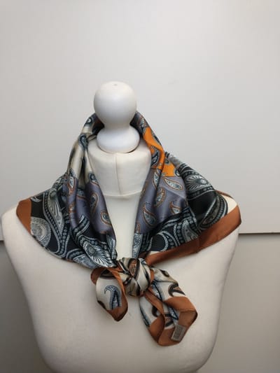 Dames neksjaal Paula paisleymotief camel zwart wit almond bruin grijs oranje 70x70