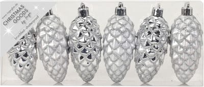 Christmas goods Kersthangers - 6x - dennenappels - zilver - 9 cm - kerstornamenten