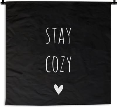 Wandkleed - Wanddoek - Engelse quote "Stay cozy" met een hartje op een zwarte achtergrond - 90x90 cm - Wandtapijt