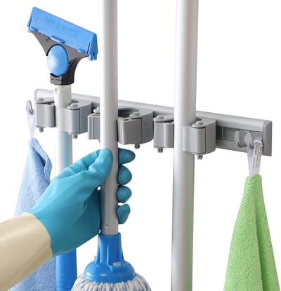 Famanu – Bezemhouder schroefmontage – Wandrail met 3 houders en 4 haken, maximale stabiliteit door vaste montage – Voor schuur, berging en garage
