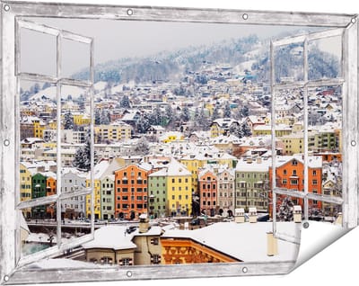 Gards Tuinposter Doorkijk Gekleurde Huisjes met Sneeuw in Oostenrijk - 120x80 cm - Tuindoek - Tuindecoratie - Wanddecoratie buiten - Tuinschilderij