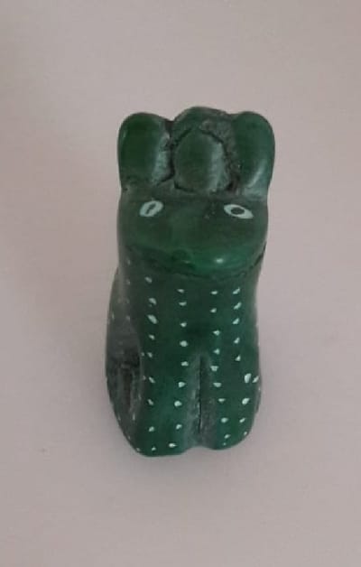 Nog meer sfeer in uw woonomgeving met deze prachtig handgemaakte mini kikker! Een bijzondere kikker gemaakt van speksteen, een zachte natuursteen. Vind een gezellig plekje in je huis, serre/tuinkamer of in de werkkamer. Voor uzelf of Bestel Een Kado.