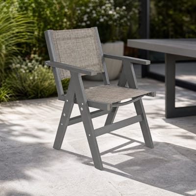 Tuin eetkamerstoel met textileen zitting - carbongrijze HIPS kunststof houtlook diningstoel en terrasstoel met armleuningen, comfortabele tuinstoel voor eethoek, veranda, patio en outdoor dining, weerbestendig en onderhoudsarm, 58 x 63,5 x 85 cm