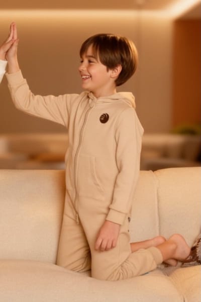Jogging Onesie Kids | Van het bekende Nederlandse merk Knuffle® | Linda: "Dit is de allerbeste Onesie voor kinderen!" | Gratis verzending | Handgemaakt in Portugal | Voor jongens en meisjes | In 4 kleuren: Dit is maat 122/128, in de kleur Zand