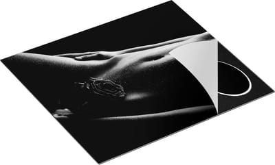 Chefcare Inductie Beschermer Naakte Vrouwenlichaam met een Rode Roos - Erotiek - Zwart Wit - 60x50 cm - Afdekplaat Inductie - Kookplaat Beschermer - Inductie Mat
