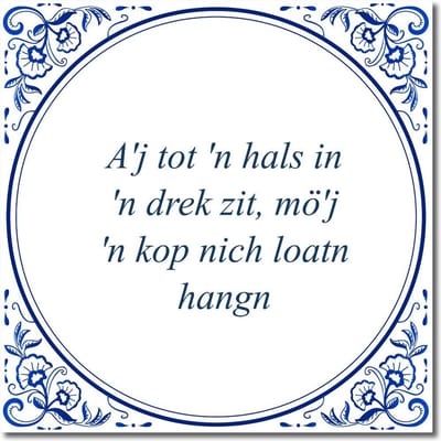 Tegeltje met hangertje - A'j tot 'n hals in 'n drek zit, mö'j 'n kop nich loatn hangn