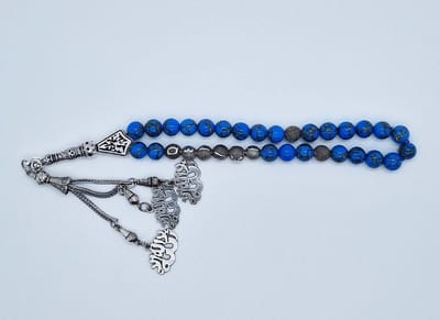 Handgemaakte naam tasbih 33 Kralen Natuursteen “Blauw howliet gesponnen goud” - met metaal tassel “la alih ala allah"- Met je naam of de naam van uw geliefde- 8 mm diameter van de korrel