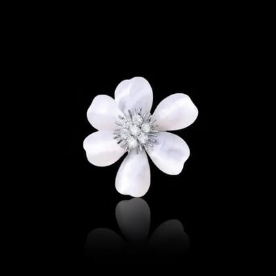 Victoria Valenza Zilverkleurige Jasmijnbloem Broche met Zirkonia en Parelmoer - Broche - Zilverkleurig - Jasmijnbloem broche - Zirkonia