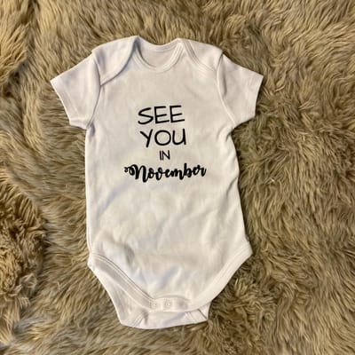 Baby Rompertje tekst aankondiging zwangerschap Zwangerschapsaankondiging maand See you in November | korte mouw | wit | maat 50/56 | Cadeau voor de liefste aanstaande oma en opa mama papa oom tante | Bekendmaking zwangerschap