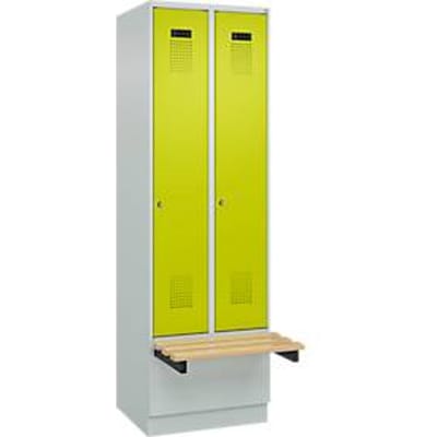 C+P Evolo Plus garderobekast, 2 vakken van elk 300 mm breed, sokkel, zwevende bank, B 600 x D 815 x H 1950 mm, cilinder, lichtgrijs/kleedgroen