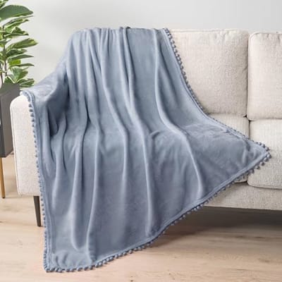 Zachte fleece plaid met pom pom franjes | Lichtgewicht microvezel deken in leisteen blauw | 50 x 60 inch