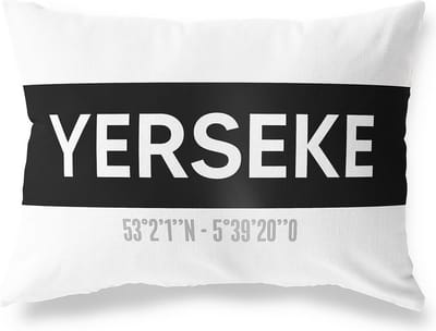 Tuinkussen YERSEKE - ZEELAND met coördinaten - Buitenkussen - Bootkussen - Weerbestendig - Jouw Plaats - Studio216 - Modern - Zwart-Wit - 50x30cm