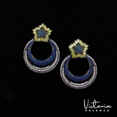 Victoria Valenza Saint-Tropez Luxe Oorbellen Dames Messing Oorhangers Dames Oorringen - Blauwe Steen - Kleur Zwart - 1 Paar