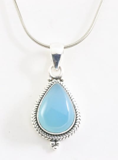 Bewerkte zilveren hanger met blauwe chalcedoon aan ketting