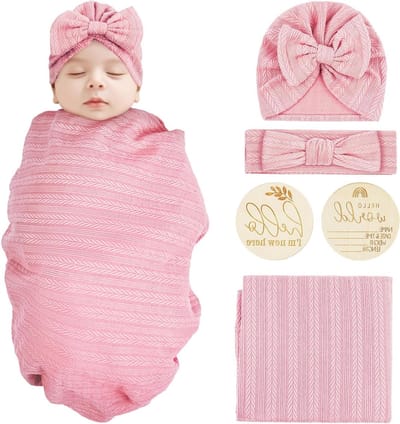 Inbakerdoek van biologisch katoen voor pasgeboren baby's met strikmuts en hoofdband - roze inbakerdeken bedrukt met schattige strikjes.