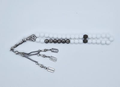 Handgemaakte naam tasbih 33 Kralen Natuursteen “Witte agaat” - met metaal tassel “ Scheermesjes"- Met je naam of de naam van uw geliefde- 8 mm diameter van de korrel