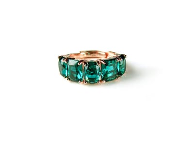 Ring in zilver roos goud verguld gezet met rechthoekige groene cubic zirconia stenen