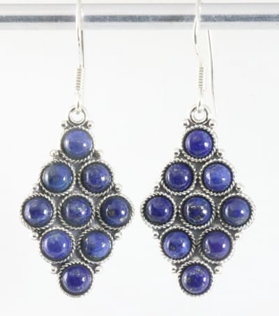 Bewerkte zilveren oorbellen met lapis lazuli