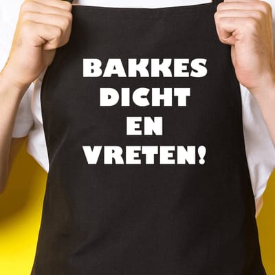 Zwart keukenschort / BBQ-schort met tekst | Bakkes dicht en vreten | Katoen - One size - Verstelbaar - Wasbaar - Cadeau voor hem - Vaderdag - Gratis verzending - Cadeau voor Kerst & sinterklaas | Incl. 2 jaar garantie