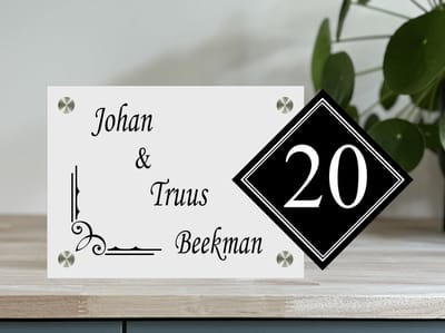 Naambordje / huisnummer voordeur | Klassiek corner | opaal wit | rvs afstandhouders | Huisnummerbord