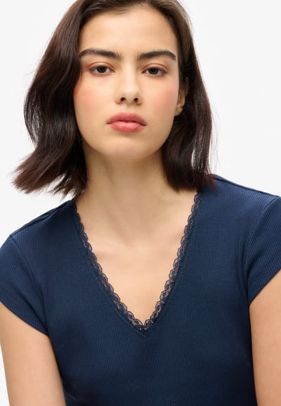 Superdry - Athletic Essentials top met V-hals en kanten rand - Dames - Tops