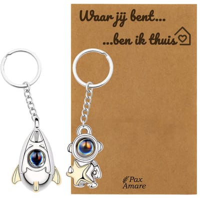 Koppel Sleutelhanger voor 2 'Waar jij bent, ben ik thuis' - Astronaut + Ruimteschip met ILY IN 100 TALEN - Sleutelhanger set op Cadeau Kaartje - Zilverkleurig - Persoonlijke Hanger - Pax Amare