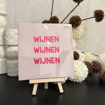 Hartjespost | Tegeltje Wijnen wijnen wijnen, zalm roze, roze | tegeltjes met tekst | spreuktegel | tegeltjeswijsheden | Hippe Spreuktegel | Nieuwe woning cadeau | Housewarming cadeau | Verjaardagscadeau | Birthday | Verjaardag |brievenbuscadeau|13x13
