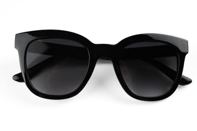 Dames zonnebril met zachte etui en doekje / Zonnebril UV400 / 6837 bril met zwarte montuur / grijze lenzen / lunettes de soleil / bril cat 3 van gerecycled polyester / Aland optiek