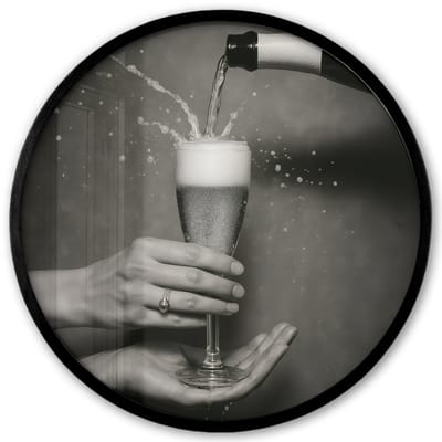 Poster in lijst Rond - Fotolijst 40x40 cm - Posters - Champagnefles - Glas - Minimalistisch - Spetters - Ronde posterlijst zwart - Decoratie - Wanddecoratie woonkamer - Muurdecoratie slaapkamer